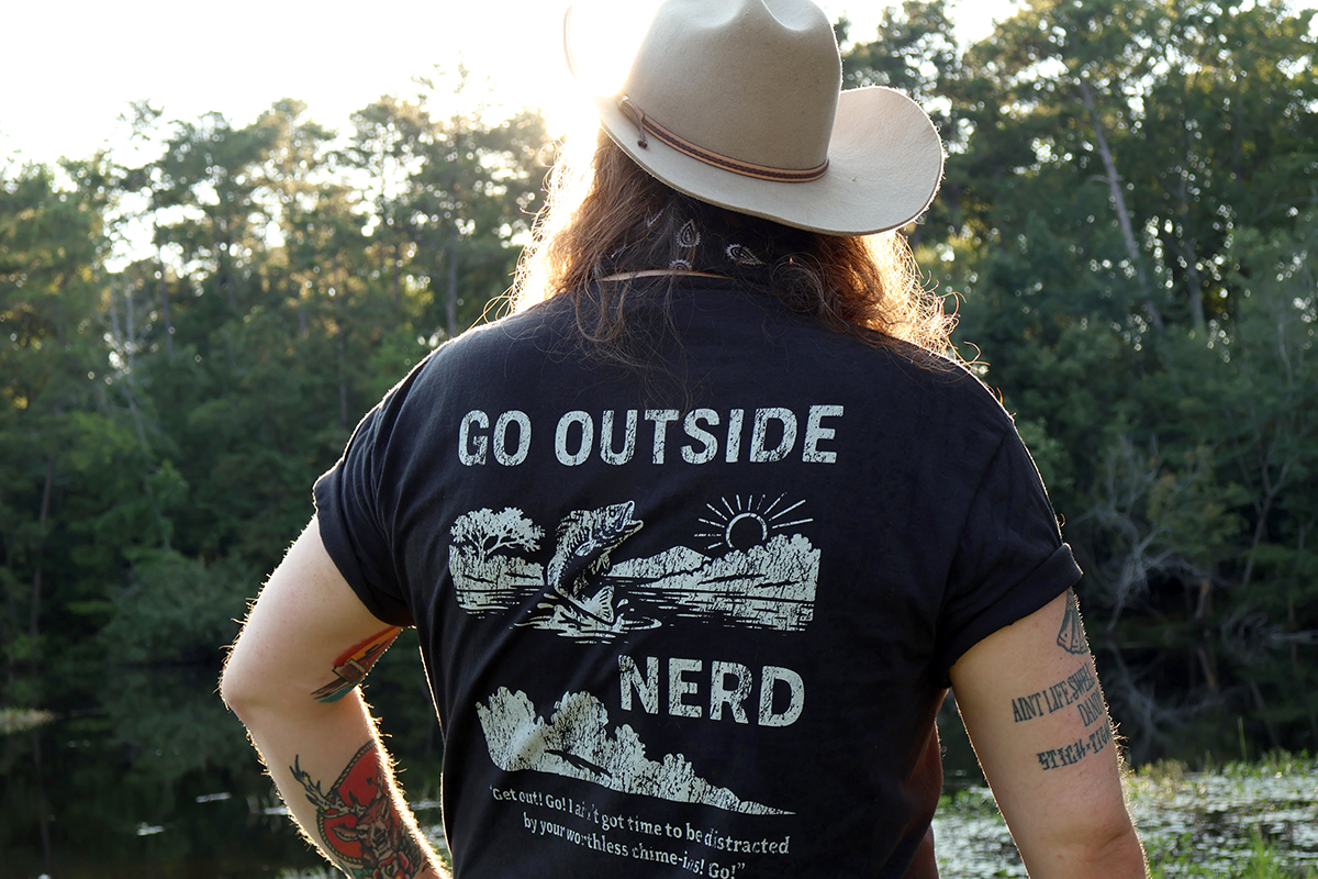 GO OUTSIDE NATURE NERD VINTAGE CRACKED TEE - BLACK