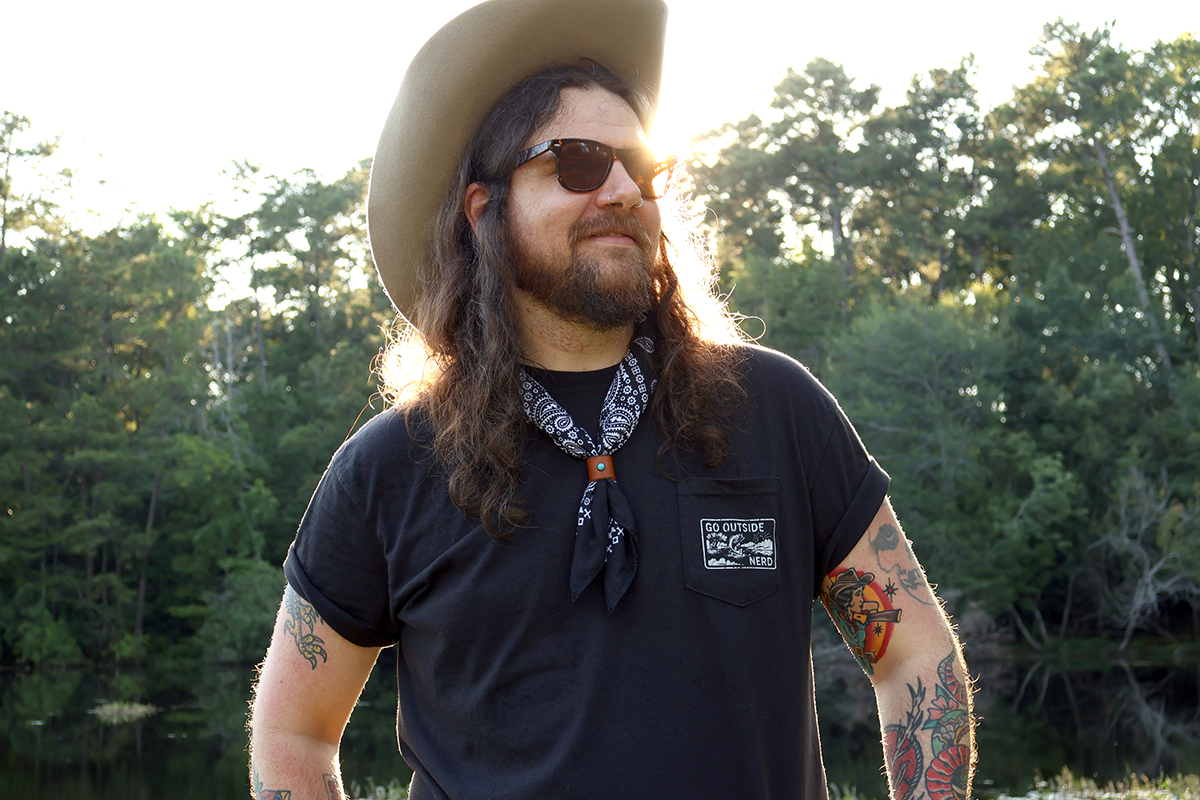 GO OUTSIDE NATURE NERD VINTAGE CRACKED TEE - BLACK